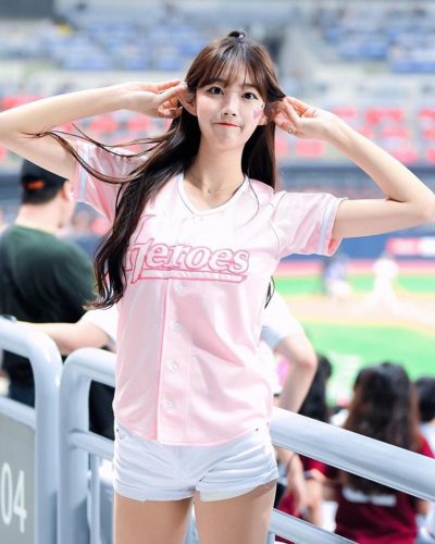 Ahn Ji Hyun, the best cheerleader, dances to MOMOLANDs 