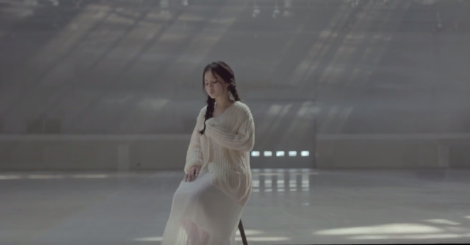 Deep Reviews: Lee Hi goes with pleasant and predictable on “Breathe” –  Asian Junkie