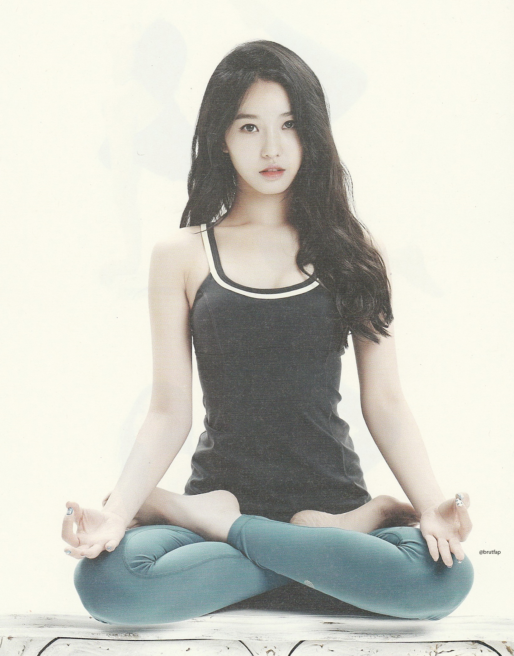 BESTie’s Dahye is extremely interested in showing you her yoga poses in