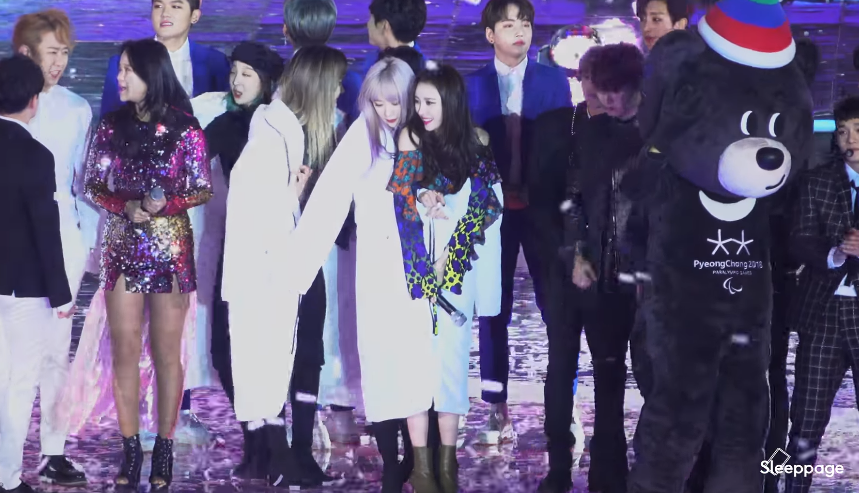 Hani & Sunmi end up sharing one coat during ‘Dream Concert’ with their ...