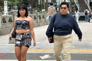 ‘SNL Korea’ recreates Bang Si Hyuk’s famous stroll with Juicy Seyeon