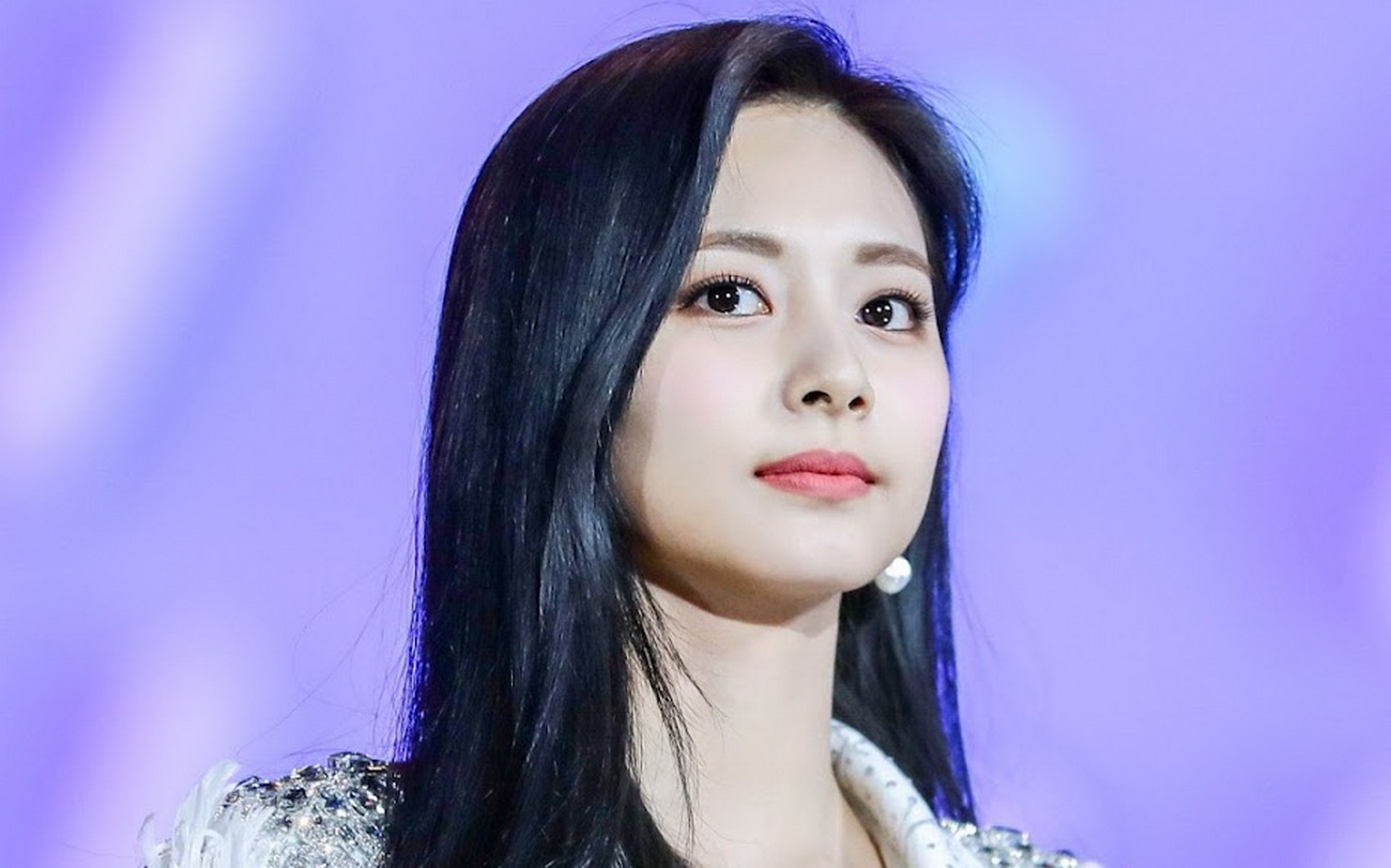TWICE’s Tzuyu reportedly set to leave JYPE, company explains contract renewals with all members ongoing
